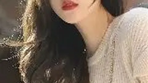 杨迪遭保安拒打伞，周围人竟笑保安尴尬